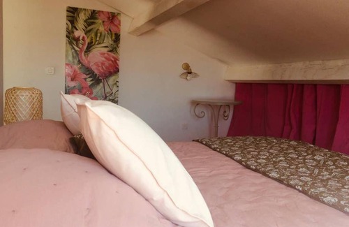 Cavaillon House | Discover LE RÊVE DE ROSE: Rated 10/10, Pet Friendly Stay