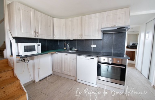 Arnieres-sur-Iton House | Experience Comfort at Le Refuge du Bois D'amour Hotel