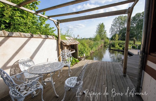 Arnieres-sur-Iton House | Experience Comfort at Le Refuge du Bois D'amour Hotel