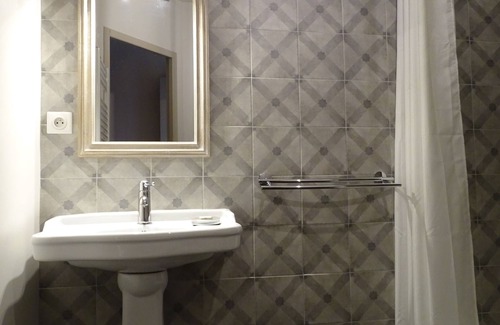 Cahuzac-sur-Vere Bed & Breakfast | Discover Le Relais d'Arzac: Family-Friendly Getaway