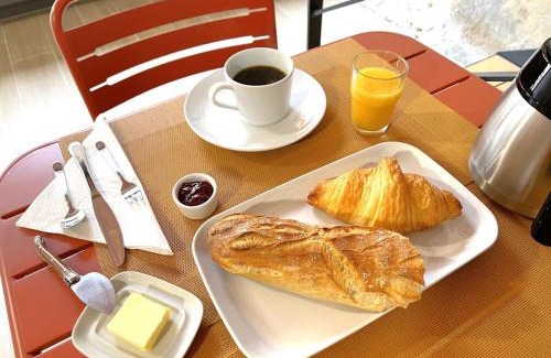 Aubergenville House | Guest Rated: Le Relais de 40 Sous - Family-Friendly Escape