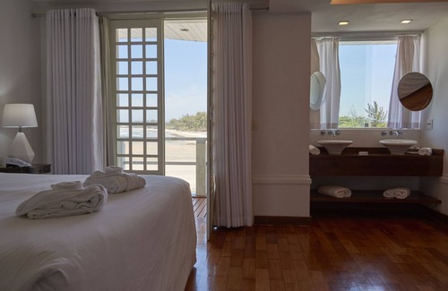 Barra de Guaratiba Hotel | Relax at Le Relais de Marambaia: 4-Star Ocean View Escape