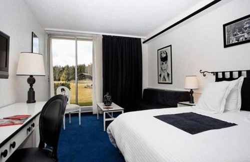 Saulx-les-Chartreux Hotel | Discover Le Relais Des Chartreux: Pet-Friendly Retreat