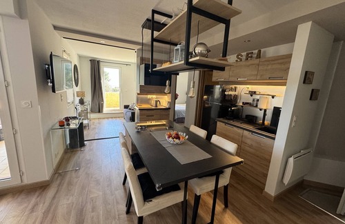 La Seyne-sur-Mer Apartment | Guest Rated 10/10: Le Relais des Tamaris with Ocean View