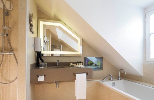 Les Halles Hotel | Explore Comfort at Le Relais des Halles: 4-Star Haven