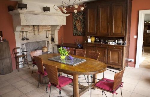 Cenans House | Stay at Le Relais du Passe-Heures: Family-Friendly Retreat