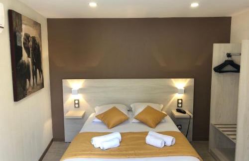Boulazac-Isle-Manoire Hotel | Beachfront Le Relax: Pet-Friendly Hotel with Pool & Ocean Views