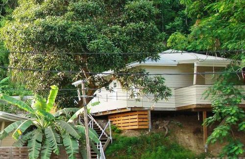 Les Abymes House | Discover Oceanfront Bliss at Le repère des Pirates