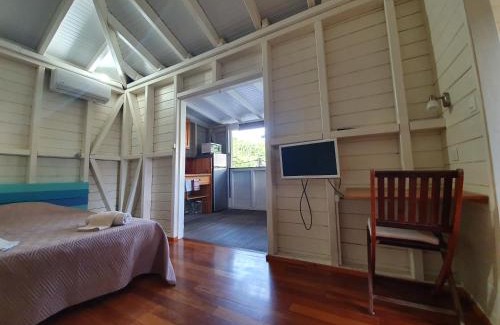 Les Abymes House | Discover Oceanfront Bliss at Le repère des Pirates