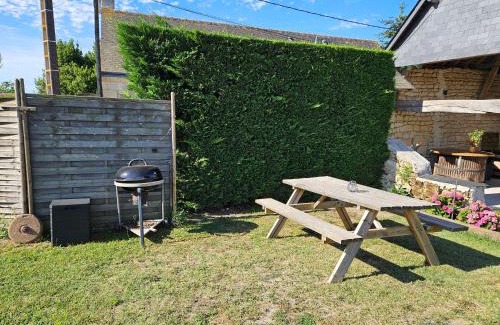 Saint-Nicolas-de-Bourgueil Apartment | Elegant Le Repaire de Bacchus: 4-Star with Pool & Breakfast