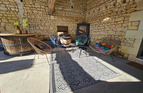 Saint-Nicolas-de-Bourgueil Apartment | Elegant Le Repaire de Bacchus: 4-Star with Pool & Breakfast