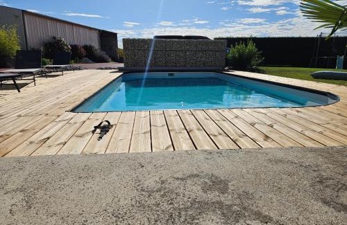 Saint-Nicolas-de-Bourgueil Apartment | Elegant Le Repaire de Bacchus: 4-Star with Pool & Breakfast