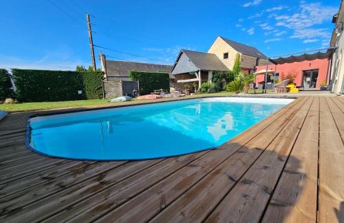 Saint-Nicolas-de-Bourgueil Apartment | Elegant Le Repaire de Bacchus: 4-Star with Pool & Breakfast