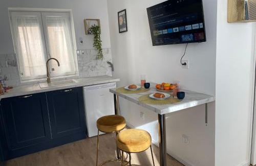 Montlucon Apartment | Guest Rated 10/10: Le Requiem with Terrace & AC