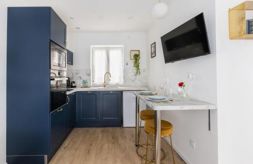 Montlucon Apartment | Guest Rated 10/10: Le Requiem with Terrace & AC