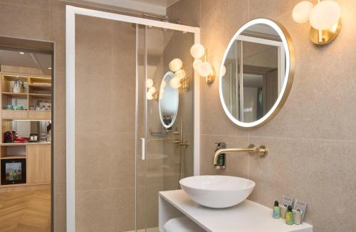 Hopital Saint-Louis Hotel | Discover Le Robinet d'Or: Pet-Friendly Retreat Awaits
