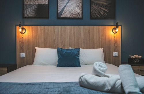 Saint-Laurent-des-Vignes Hotel | Elegant Le Roxane: Pool, Spa & Family-Friendly Amenities