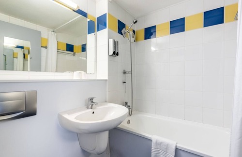 Saint-Laurent-des-Vignes Hotel | Elegant Le Roxane: Pool, Spa & Family-Friendly Amenities