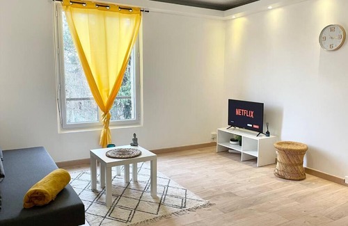 Nogent-sur-Oise Apartment | Comfortable Le Royal Cosy - Family-Friendly Near Chantilly
