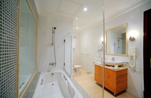 Bneid Al Qar Hotel | Relaxing Retreat at Le Royal Hotel: Pool & Spa Awaits