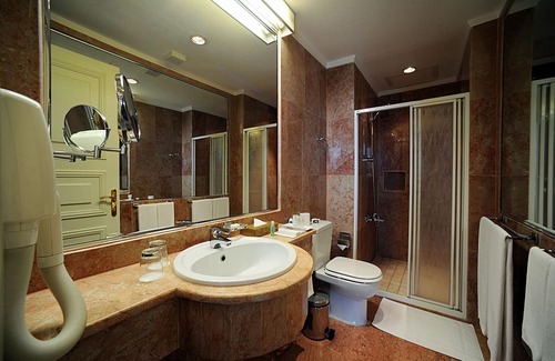 Bneid Al Qar Hotel | Relaxing Retreat at Le Royal Hotel: Pool & Spa Awaits
