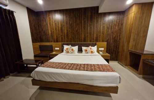 Udumalaipettai Hotel | Le Royal Suite