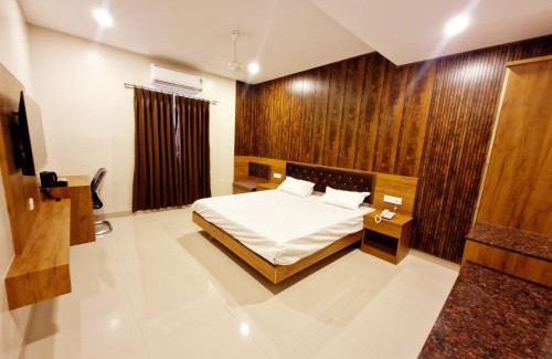 Udumalaipettai Hotel | Le Royal Suite