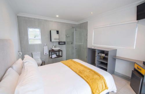 Uitenhage House | Cozy Le Rubis Guesthouse with Hot Tub & Family-Friendly Amenities