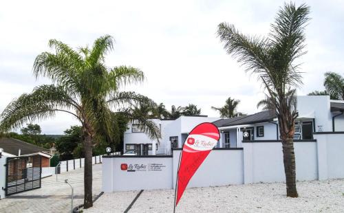Uitenhage House | Cozy Le Rubis Guesthouse with Hot Tub & Family-Friendly Amenities