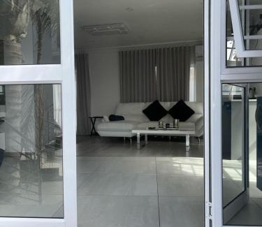 Uitenhage House | Cozy Le Rubis Guesthouse with Hot Tub & Family-Friendly Amenities