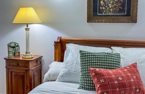 Leguevin Villa | Elegant Stay at Raffinement d'Autrefois in Leguevin
