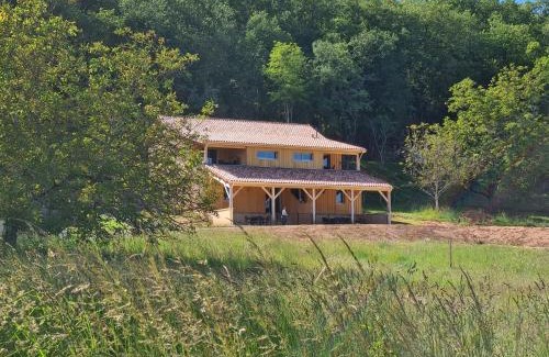 Saint-Leon-sur-Vezere Apartment | Relax at Le Séchoir des Acacias with Oceanfront Views