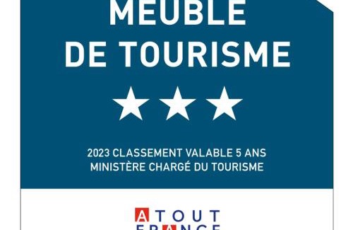 Saint-Leon-sur-Vezere Apartment | Relax at Le Séchoir des Acacias with Oceanfront Views