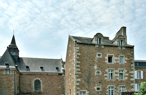 Dinan Apartment | Historic Le Sainte Catherine: Spa, Breakfast & Family Friendly