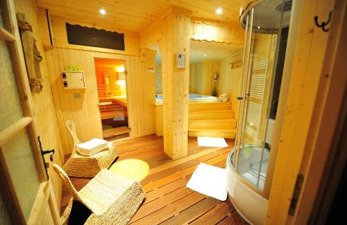 Laveissiere Apartment | Cozy Le Saporta: Family-Friendly Studios with Hot Tub