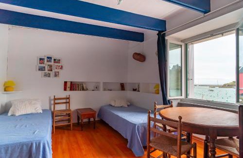 Sauzon House | Le Sauzon - Port Views & Beach Proximity for Families