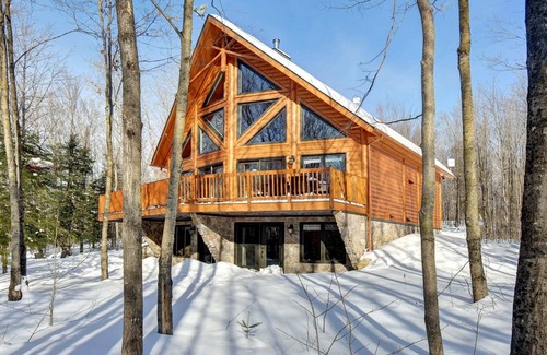 Amherst Apartment | Cozy Log Cabin Retreat with Spa and Hot Tub Awaits You