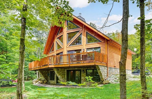 Amherst Apartment | Cozy Log Cabin Retreat with Spa and Hot Tub Awaits You