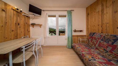 Allos Apartment | Child-Friendly Retreat at Le Schuss 5 Studio Cabin