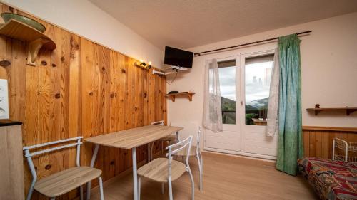 Allos Apartment | Child-Friendly Retreat at Le Schuss 5 Studio Cabin