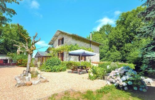 Bussiere-Galant House | Pet-Friendly Comfort at Le Seigneur des Bois - Family Approved!