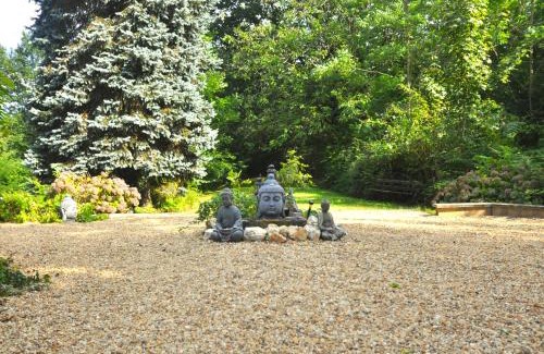 Bussiere-Galant House | Pet-Friendly Comfort at Le Seigneur des Bois - Family Approved!