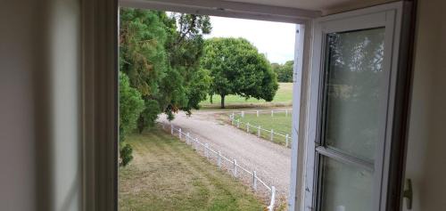 Velles Bed & Breakfast | Family-Friendly Le Sequoia with Pool & Pet Amenities