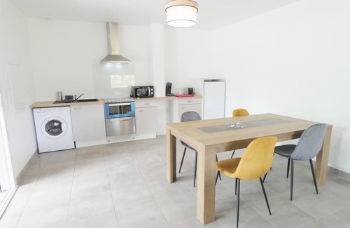 Herm House | Cozy Le Serai - Herm: Family-Friendly Gîte with Kitchen