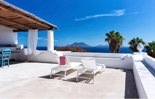 Filicudi Porto House | Pet-Friendly Stay at Le Sette Sorelle - Rated 9.4/10!