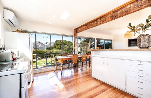 Coles Bay House | Guest Rated 10/10: Le Shack with Spa & Family-Friendly Amenities