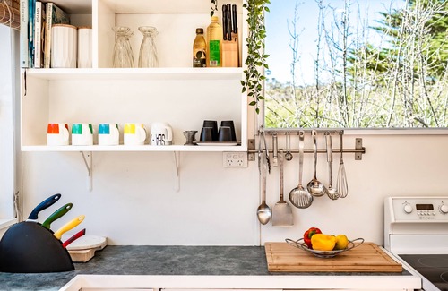 Coles Bay House | Guest Rated 10/10: Le Shack with Spa & Family-Friendly Amenities