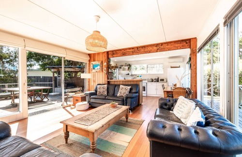 Coles Bay House | Guest Rated 10/10: Le Shack with Spa & Family-Friendly Amenities
