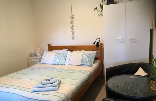 Woollamia Hotel | Pet-Friendly Le Shack Studio by the River - Rated 9.4/10