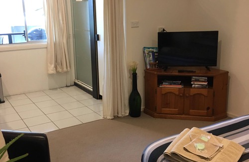 Woollamia Hotel | Pet-Friendly Le Shack Studio by the River - Rated 9.4/10
